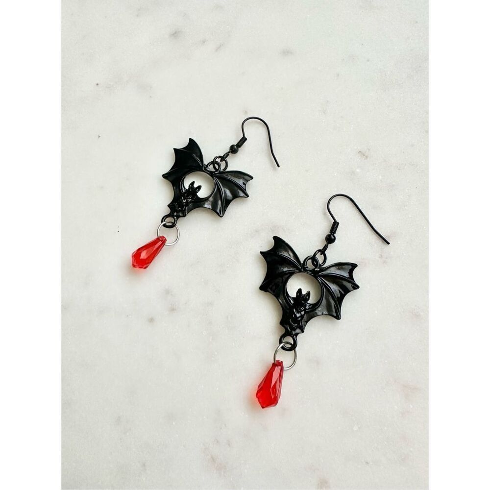 Vampire bat black and red dangle Halloween earrings ￼